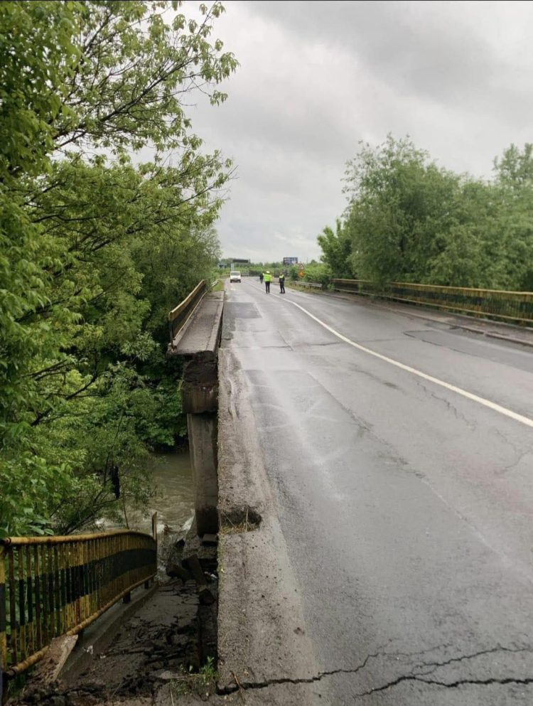 Podul peste Săsar surpat pe centura ocolitoare din Baia Mare! Traficul greu deviat pe podul peste Someș de la Seini