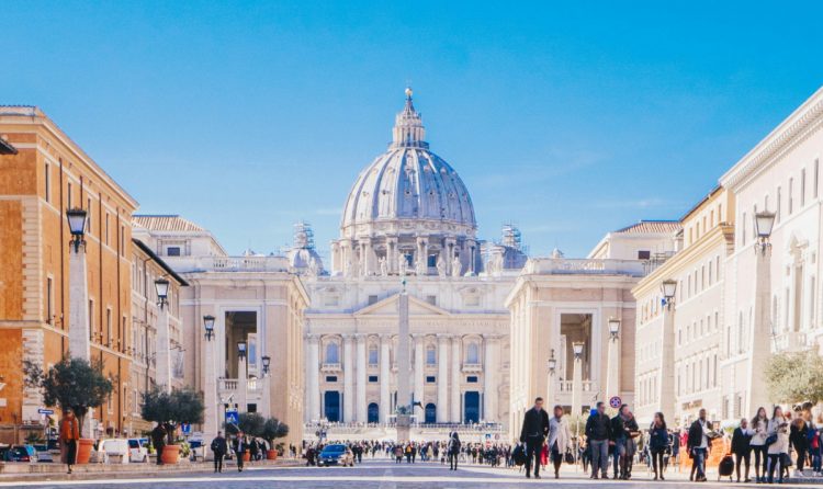 A fost ales un nou Papă al Bisericii Catolice. Fum alb la Vatican