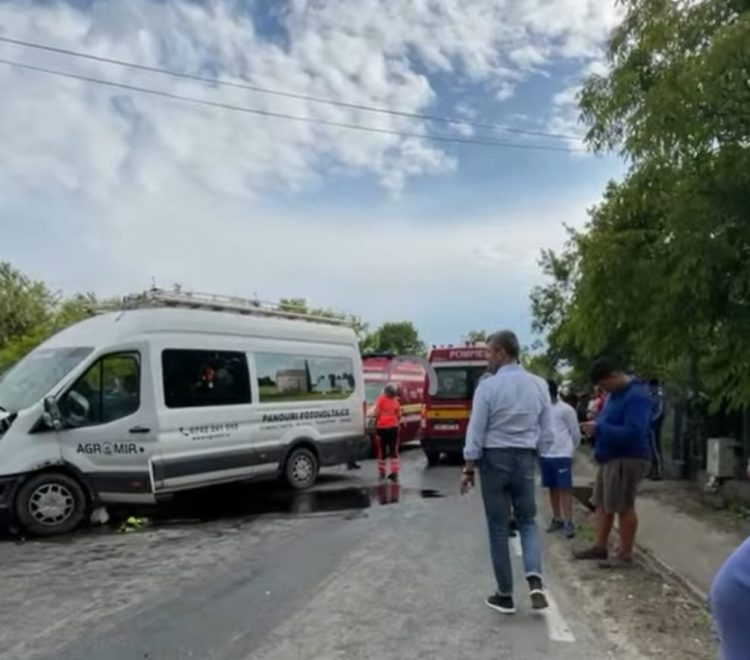 Grav accident la Remeți pe Someș. În urma impactului dintre un microbuz și un autoturism patru persoane au ajuns la spital