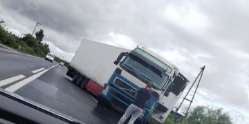 Accident rutier între Satulung și Hideaga: un TIR a ieșit de pe carosabil