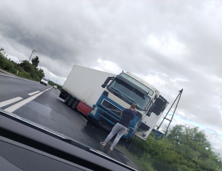 Accident rutier între Satulung și Hideaga: un TIR a ieșit de pe carosabil