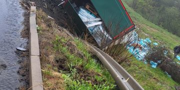 O bucată din DN17 a luat-o la vale: un TIR încărcat s-a răsturnat