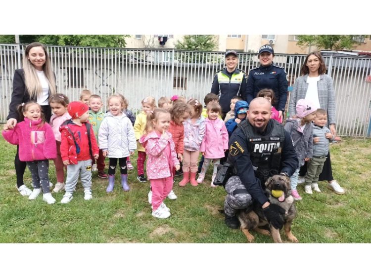 Săptămâna Verde a copiilor de la Grădinița Floare de Colț alături de câinii polițiști Hux, Ricky și Dovah