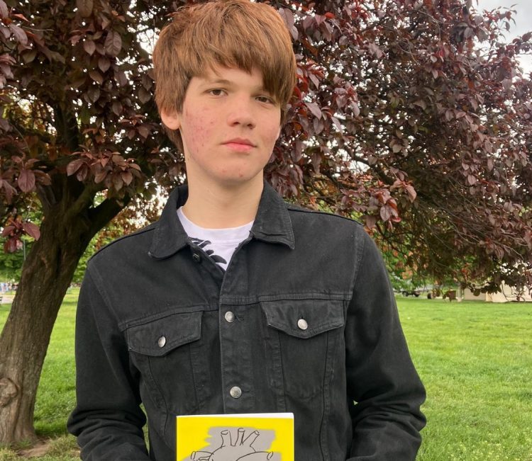 Premieră editorială. Bogdan Călăuz, elev la CN „Gheorghe Șincai”, și-a lansat primul volum de poezii