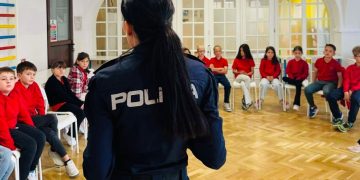 Dialog între polițiști și elevii Liceului Internațional Baia Mare și ai Liceului Auto din Baia Sprie