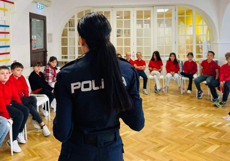 Dialog între polițiști și elevii Liceului Internațional Baia Mare și ai Liceului Auto din Baia Sprie