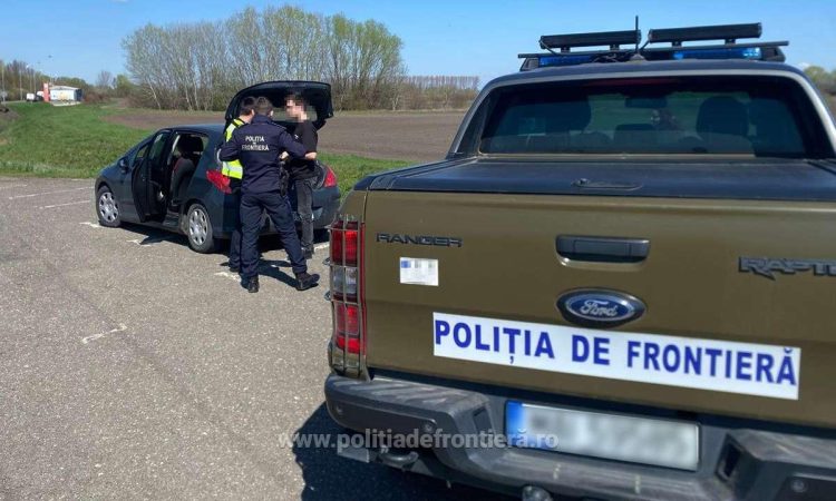 Poienile de Sub Munte. Polițiștii de frontieră au depistat un tânăr de 19 ani care conducea fără permis un autoturism neînmatriculat
