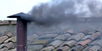 Din nou fum negru la Vatican. Votul pentru alegerea unui nou papă continuă