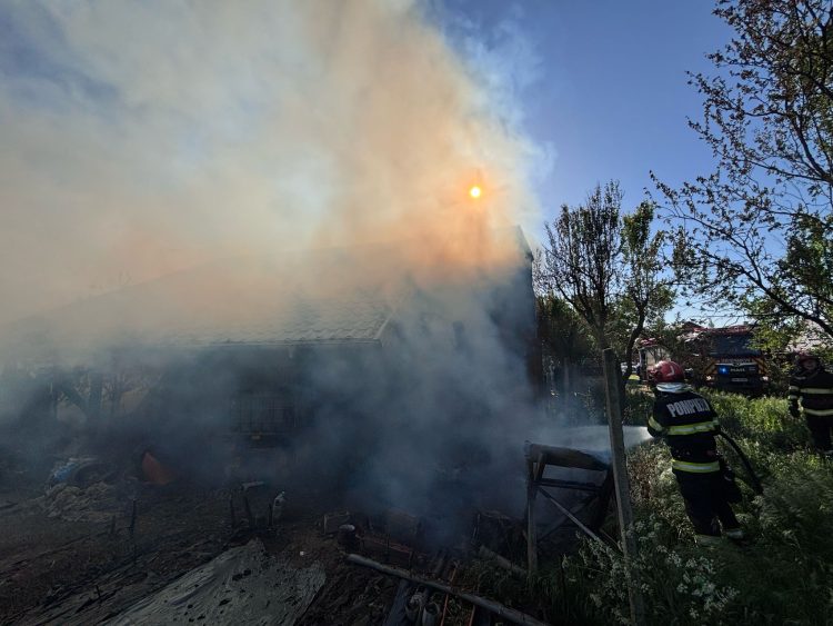 Incendiu violent la o magazie din Seini. Intervin pompierii militari din Fărcașa și voluntarii din Seini