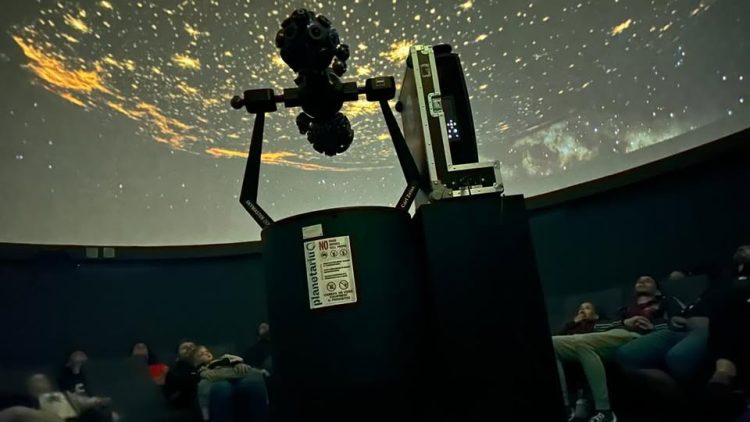Copiii sunt invitați la planetariu să-și sărbătorească ziua