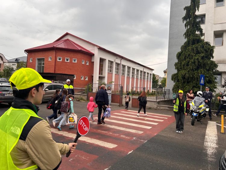 Patrula şcolară în acţiune, în Baia Mare, în cadrul Săptămânii Naţionale a Siguranţei Rutiere