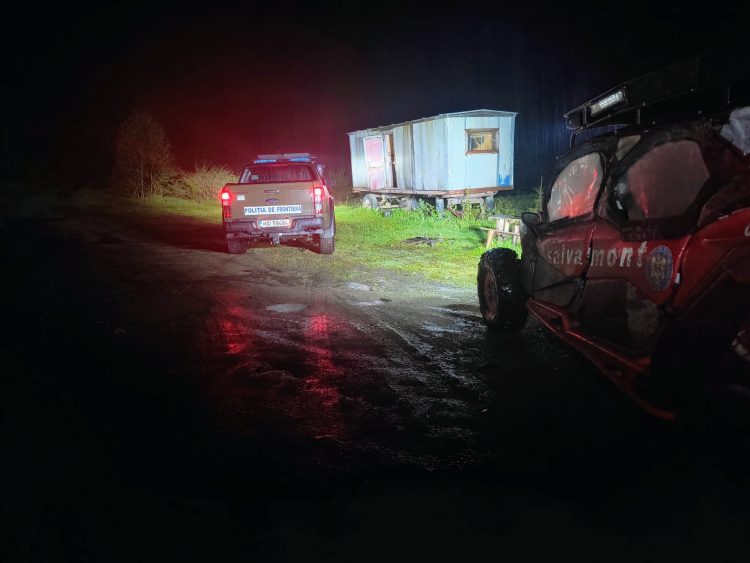 Doi ucraineni care au trecut ilegal frontiera au fost găsiți de salvamontiști și polițiști de frontieră într-un vagon forestier de pe Valea Repedea