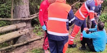 Un bărbat bolnav a fost coborât de pe munte de salvamontiştii maramureșeni
