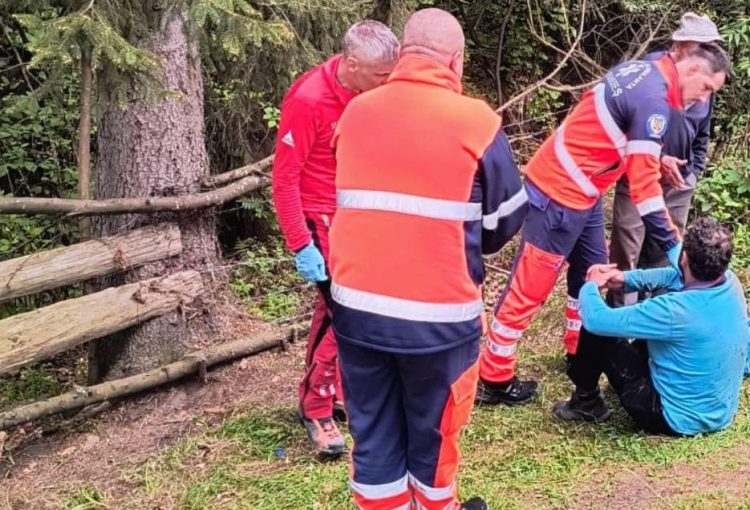 Un bărbat bolnav a fost coborât de pe munte de salvamontiştii maramureșeni