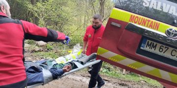 Borșean coborât în siguranță de salvamontiști dintr-o zonă cu acces dificil după ce s-a accidentat la picior – foto