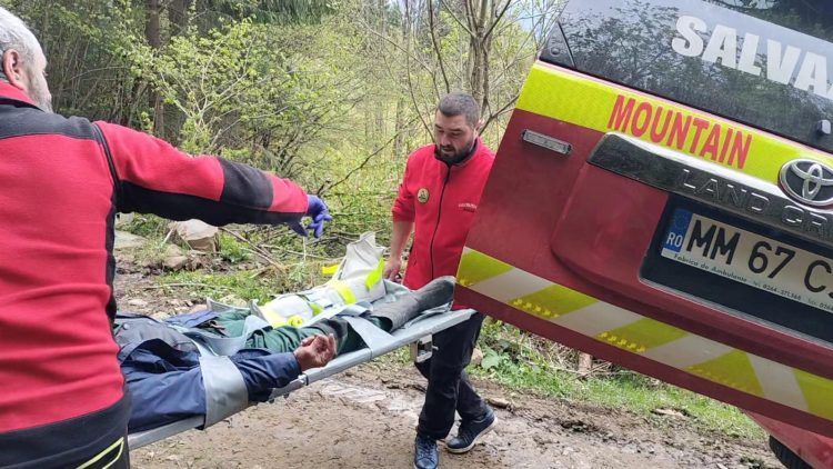 Borșean coborât în siguranță de salvamontiști dintr-o zonă cu acces dificil după ce s-a accidentat la picior – foto
