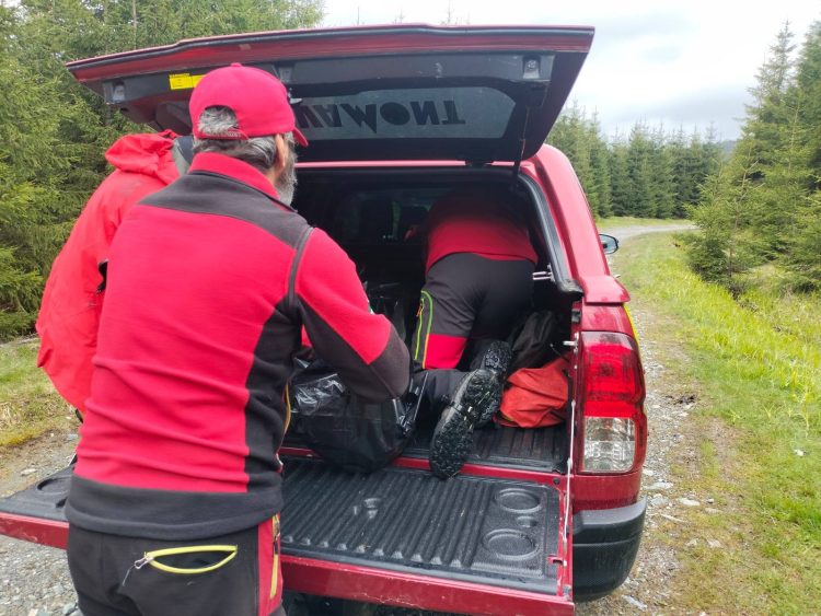 Cioban de 58 de ani, găsit mort pe munte, coborât de salvamontiști