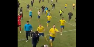 Jucătorii băimăreni alergați de suporterii timișoreni. Scene incredibile la barajul pentru Liga 2