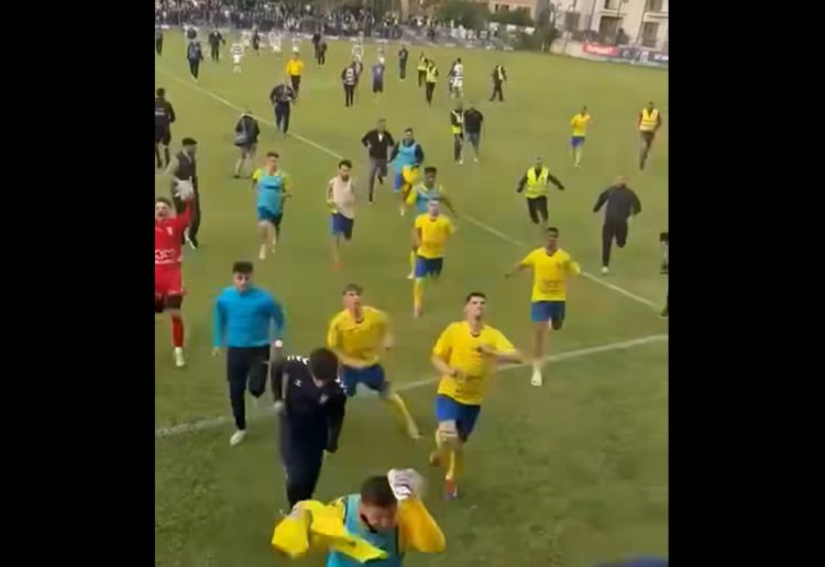 Jucătorii băimăreni alergați de suporterii timișoreni. Scene incredibile la barajul pentru Liga 2