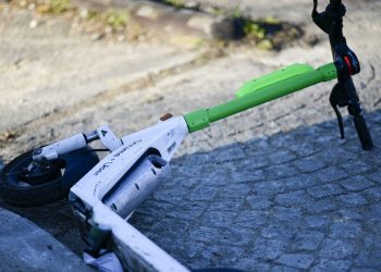 Tânăr de 16 ani, care traversa drumul pe o trotinetă, accidentat de un autoturism pe bd. Decebal