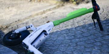 Tânăr de 16 ani, care traversa drumul pe o trotinetă, accidentat de un autoturism pe bd. Decebal