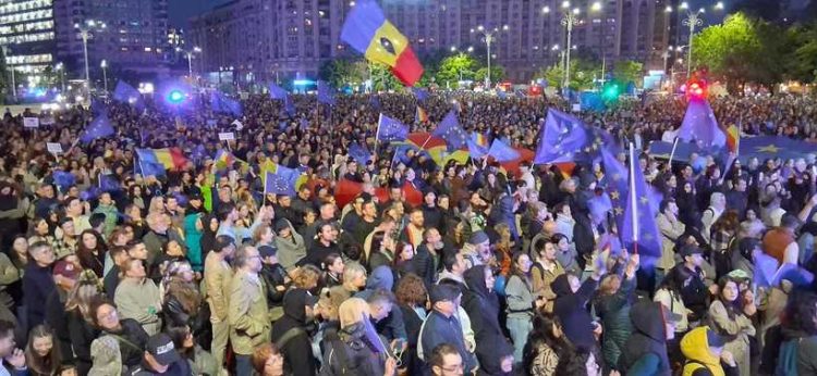 Impresionant miting pro-Europa în Bucureşti / Apel la ieşirea la vot