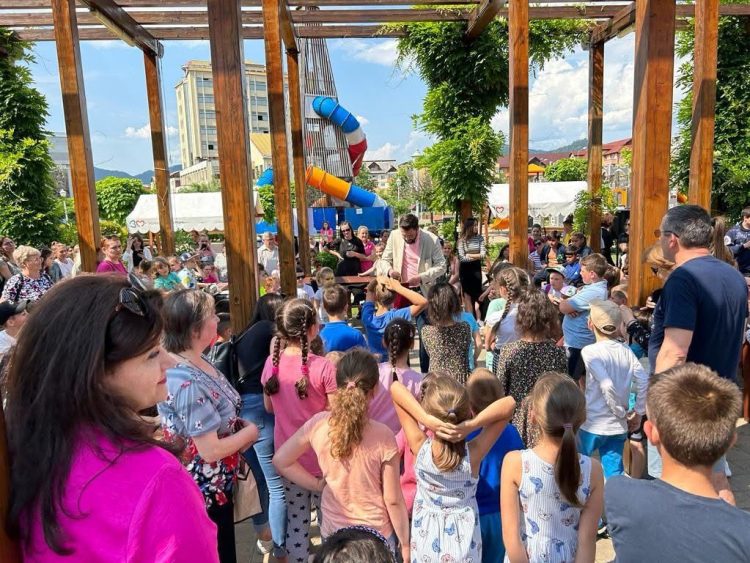Asociația Coaliția pentru Baia Mare a sărbătorit anticipat copiii comunității în Parcul Public Central Baia Mare