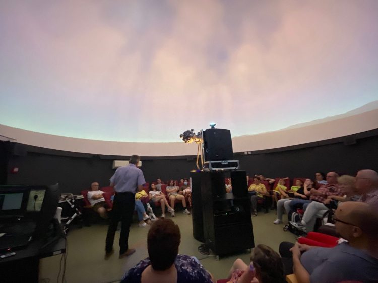 „Universul, mai aproape de oameni” – Vizită educativă intergenerațională la Planetariul Baia Mare Organizat de Coaliția pentru Baia Mare – Tradiție și Comuniune