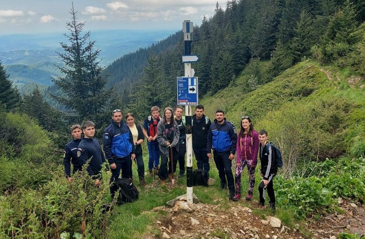 Final de an școlar pentru elevii Liceului Gheorghe Pop de Băsești din Târgu Lăpuș , sărbătorit cu o drumeție în Munții Țibleș alături de jandarmii montani