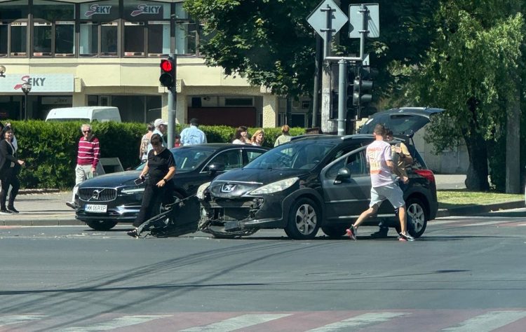 Coliziune între două autoturisme în Baia Mare, în zona McDonald’s – galerie foto