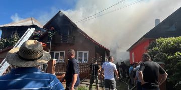 Incendiu de proporții la două case și o anexă în Lăpuș. Intervin pompierii maramureșeni, sălăjeni și bistrițeni