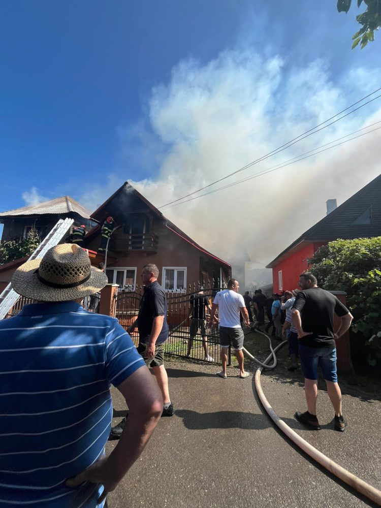 Incendiu de proporții la două case și o anexă în Lăpuș. Intervin pompierii maramureșeni, sălăjeni și bistrițeni