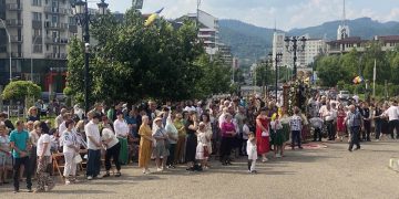 Vecernia plecării genunchilor, rugăciunea care frânge tăcerea și deschide cerul