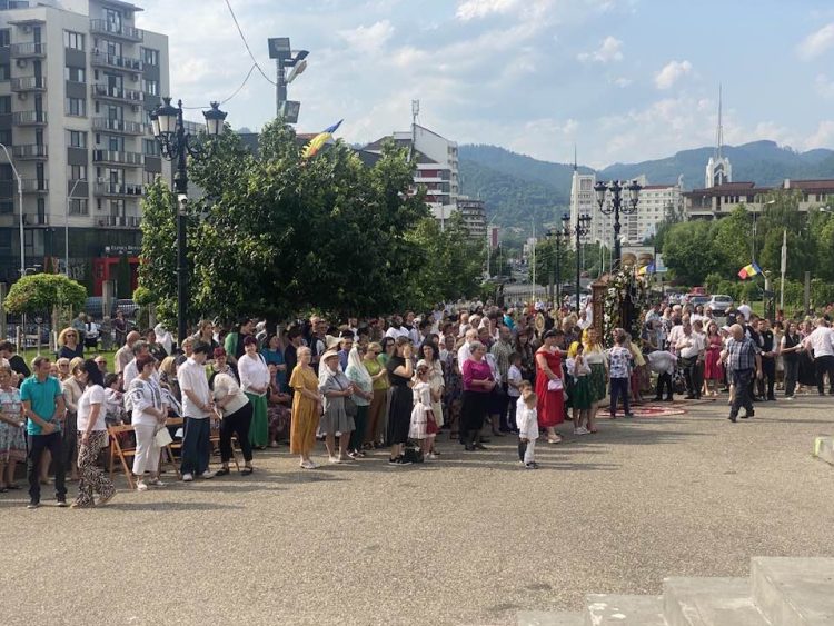 Vecernia plecării genunchilor, rugăciunea care frânge tăcerea și deschide cerul