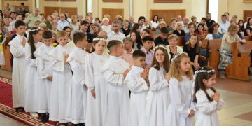 11 copii au primit Prima Împărtășanie la Biserica greco-catolică Sfânta Cruce din Baia Mare