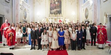 57 de tineri au primit Sfântul Mir la Biserica romano-catolică Sfânta Treime din Baia Mare