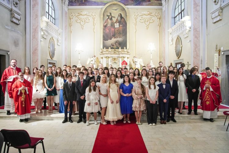 57 de tineri au primit Sfântul Mir la Biserica romano-catolică Sfânta Treime din Baia Mare