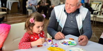 Atelier intergenerațional de înroșit ouă în Joia Mare
