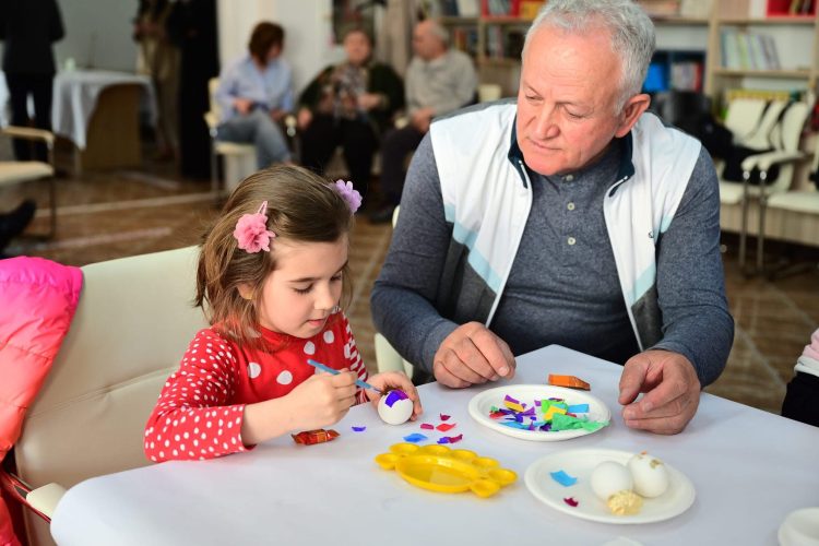 Atelier intergenerațional de înroșit ouă în Joia Mare