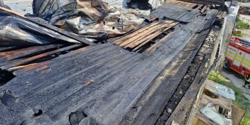 Incendiu la acoperișul unei hale din Ulmeni – pompierii au intervenit cu patru autospeciale