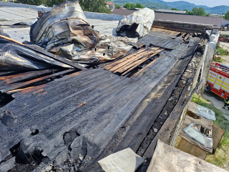 Incendiu la acoperișul unei hale din Ulmeni – pompierii au intervenit cu patru autospeciale