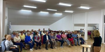 „Cafeneaua memoriei” – Fundația Dorel Cherecheș creează punți între amintiri și prezent pentru seniorii din Baia Mare