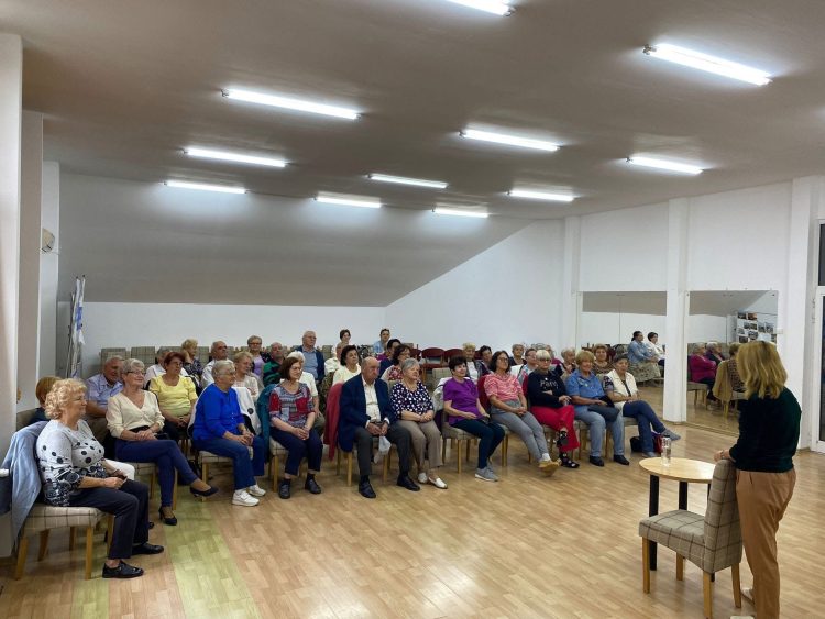 „Cafeneaua memoriei” – Fundația Dorel Cherecheș creează punți între amintiri și prezent pentru seniorii din Baia Mare