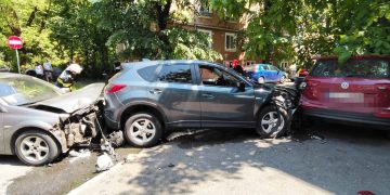 Accident rutier pe str. Electrolizei din Baia Mare. Implicate trei autoturisme – foto