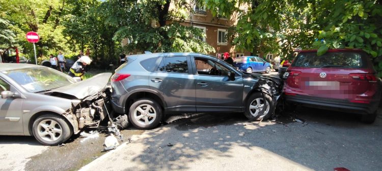 Accident rutier pe str. Electrolizei din Baia Mare. Implicate trei autoturisme – foto