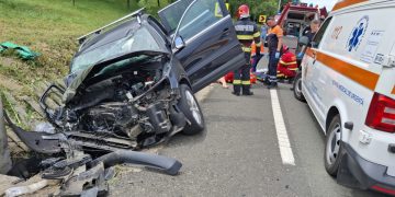 O fetiță de 10 ani și o femeie, moarte într-un cumplit accident. Mașina s-a izbit de un cap de pod