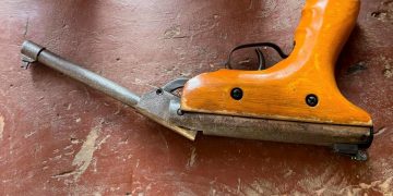 Arme și muniții scoase din circuitul nelegal în urma a 22 de percheziții domiciliare pe raza județului – galerie foto