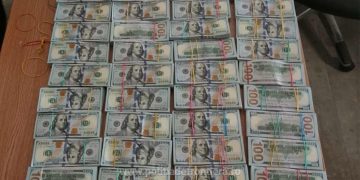 Un bărbat și o femeie prinși la Vama Siret cu aproape un milion și jumătate de dolari ascunși pe corp