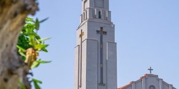 Biserica ortodoxă „Sfinții Petru și Pavel” de pe Valea Roșie își sărbătorește duminică hramul