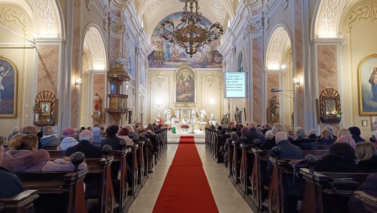 Duminică are loc hramul Bisericii romano-catolice „Sfânta Treime” din Baia Mare. Slujba va fi transmisă de  Maria Tv